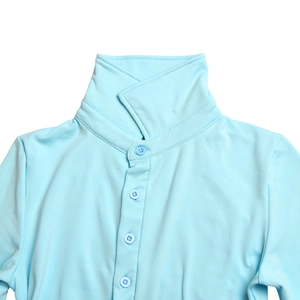 Gros plan d'une robe bleu clair à manches longues avec col montant et quatre boutons assortis