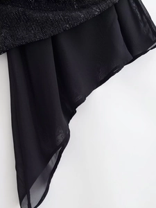 Détail du tissu à paillettes noires cousu avec du chiffon translucide pour robe de femme