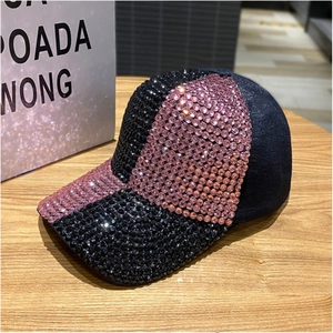 Detailaufnahme von rosa und schwarzen Strasssteinen auf der modischen Baseballkappe