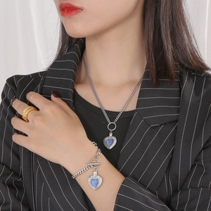 Détail du parure collier et bracelet avec pendentifs cœur œil de chat bleu et fermoir OT