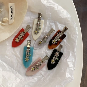 Barrettes à fleurs en métal avec bases colorées en acétate et détails en strass