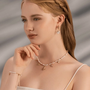 Vergoldetes Meeres-Schmuckset mit Perlen, Muscheln und Seesternen an einem Model getragen