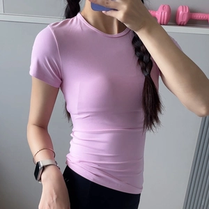 Detailaufnahme des eng anliegenden Yoga-T-Shirts für Damen in zartrosa Funktionsstoff