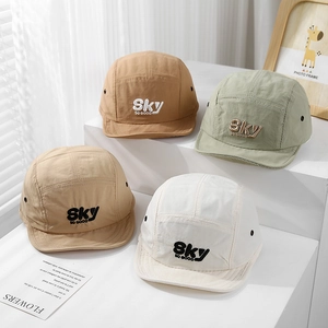 Sneldrogende baby zonnehoedjes met SKY borduursel in zachte aardetinten