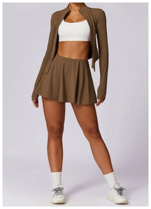 Tenue de sport avec veste de protection solaire et jupe plissée sur un mannequin