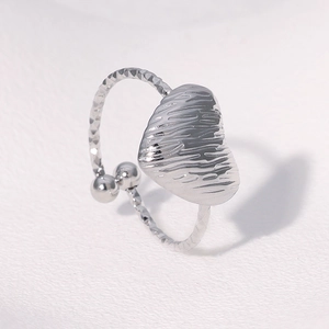 Bague cœur en acier inoxydable argenté ajustable avec anneau à texture spirale