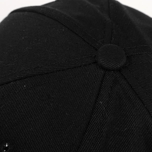 Detailansicht des oberen Knopfes und der Nähte an einer schwarzen Baumwoll-Basecap
