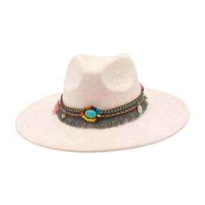 Dettaglio di cappello fedora etnico con pietra turchese e decorazione con frange