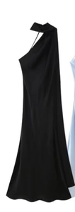 Detail eines eleganten schwarzen One-Shoulder Satin-Maxikleids mit minimalistischem Ausschnitt