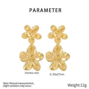 Detailansicht goldener zweilagiger Hohlblumen-Ohrringe mit 50x27mm Maßen und Gewicht