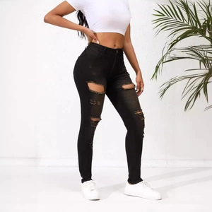 Jean noir moulant pour femme avec déchirures tendance et coupe ajustée mettant en valeur