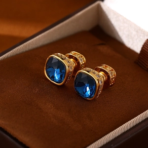 Gros plan détaillé de boucles d'oreilles carrées en cristal bleu avec placage en or et zircon
