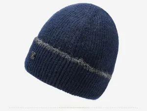Vista laterale dettagliata del berretto invernale in maglia blu navy con lana morbida