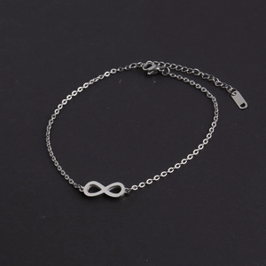 Detail van de zilveren infinity armband met verstelbare ketting op een donkere achtergrond