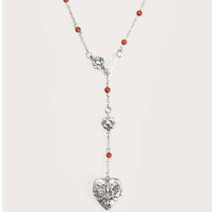 Détail du collier pendentif cœur vintage avec perles d'agate rouge et accents floraux