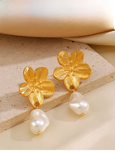Detail von 18K vergoldeten Blumenohrringen mit Barockperlen auf einer Steinstütze