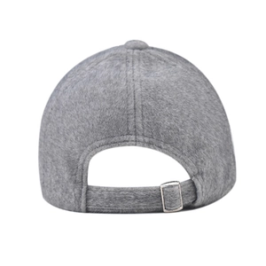 Détail de l'arrière de la casquette de baseball en polaire grise avec boucle réglable