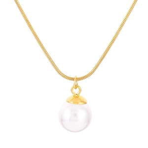 Elegante collana a catena serpente dorata con ciondolo di perla bianca su sfondo bianco