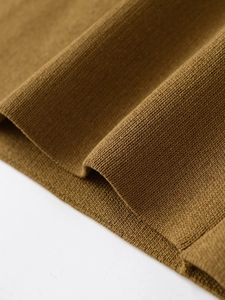 Gros plan du tissu en maille camel montrant les détails fins du tissage et du relief
