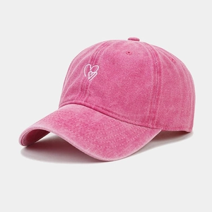 Détail de la broderie cœur sur le coton délavé de cette casquette de baseball vintage