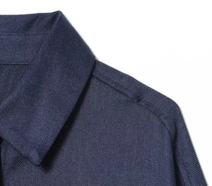 Détail de la texture en sergé bleu marine et coutures du col sur veste décontractée