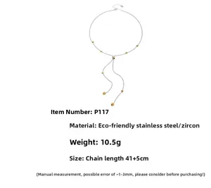 Vue macro du collier en Y ajustable en acier inoxydable avec pendentif bourgeon bicolore en zircon