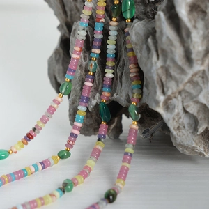 Collier artisanal perlé avec agate verte naturelle et perles de pierre colorées