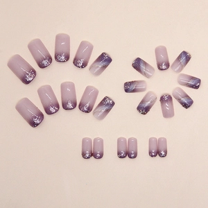 Faux ongles carrés mi-longs dégradés violet élégants avec paillettes argentées et motifs marbrés