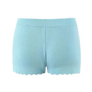 Nahaufnahme hellblauer Strickshorts mit Wellensaum und detaillierter Maschenstruktur
