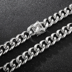 Collier gourmette argenté en acier inoxydable poli avec un fermoir à boîte robuste