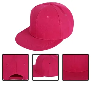 Cappellino snapback rosa acceso a tesa piatta con cinturino in plastica e finitura in cotone