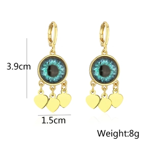 Detailansicht der vergoldeten Evil-Eye-Ohrringe mit Herzanhängern, 3,9 cm Länge, Gewicht 8g