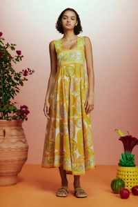 Détail de l'imprimé paisley floral sur la robe midi de vacances jaune et blanche
