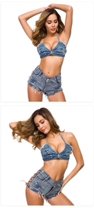Detail eines zweiteiligen Denim-Sets mit Neckholder-Top und High-Waist-Shorts mit Fransen