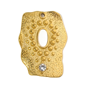 Gros plan sur un pendentif cœur en titane doré avec texture martelée et pierre zircon