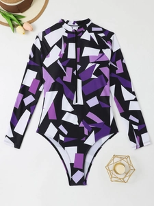 Détail d'un maillot de bain une pièce à manches longues avec imprimé floral et zip frontal
