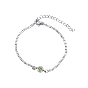 Dettaglio del bracciale in acciaio inossidabile argento con pietra verde e chiusura a moschettone