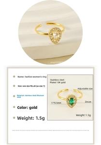Détail de la bague ajustable en acier doré 18K avec zircon en forme de goutte d'eau