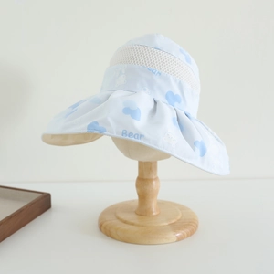 Détail du chapeau de soleil bleu clair avec motifs d'ours et doublure argentée anti-UV enfant