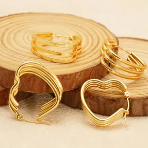 Boucles d'oreilles créoles cœur multicouches en or acier inoxydable sur support bois