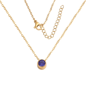Primo piano dettaglio della collana in acciaio inossidabile dorato con pietra blu e chiusura.