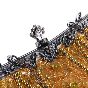 Dettaglio della borsa da sera vintage con chiusura floreale in strass e ricamo dorato