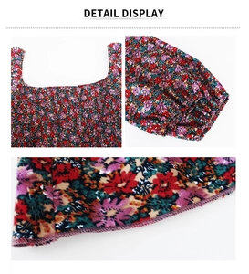 Détail du col carré avec volants élastiques et tissu à imprimé floral délicat
