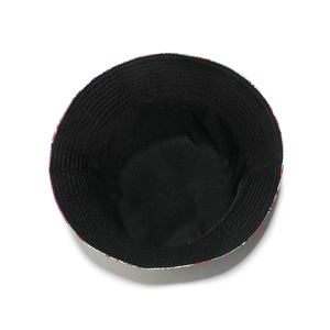 Détail d'un motif graffiti coloré et d'une doublure noire sur un chapeau bob