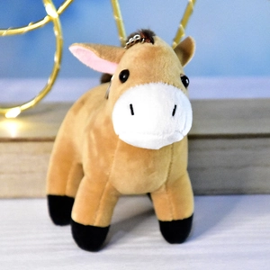 Vue détaillée d'un adorable porte-clés en peluche de cheval brun à texture douce