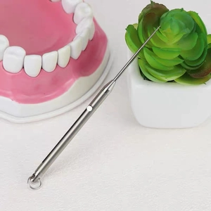 Primo piano dello stuzzicadenti portatile in titanio con molla retrattile e anello portachiavi