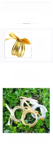 Dettaglio di bracciali in silicone glitterato con nastri in seta in scena reale