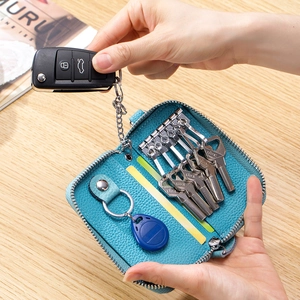 Custodia per chiavi in vera pelle blu con 6 ganci in metallo e cerniera tenuta in mano