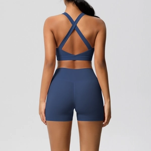 Detailansicht der Rückseite des marineblauen Yoga-Sets mit Cross-Back-BH und kurzen Hosen