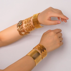 Conjunto de brazaletes de acero inoxidable chapados en oro de 18k con estilo ins moderno
